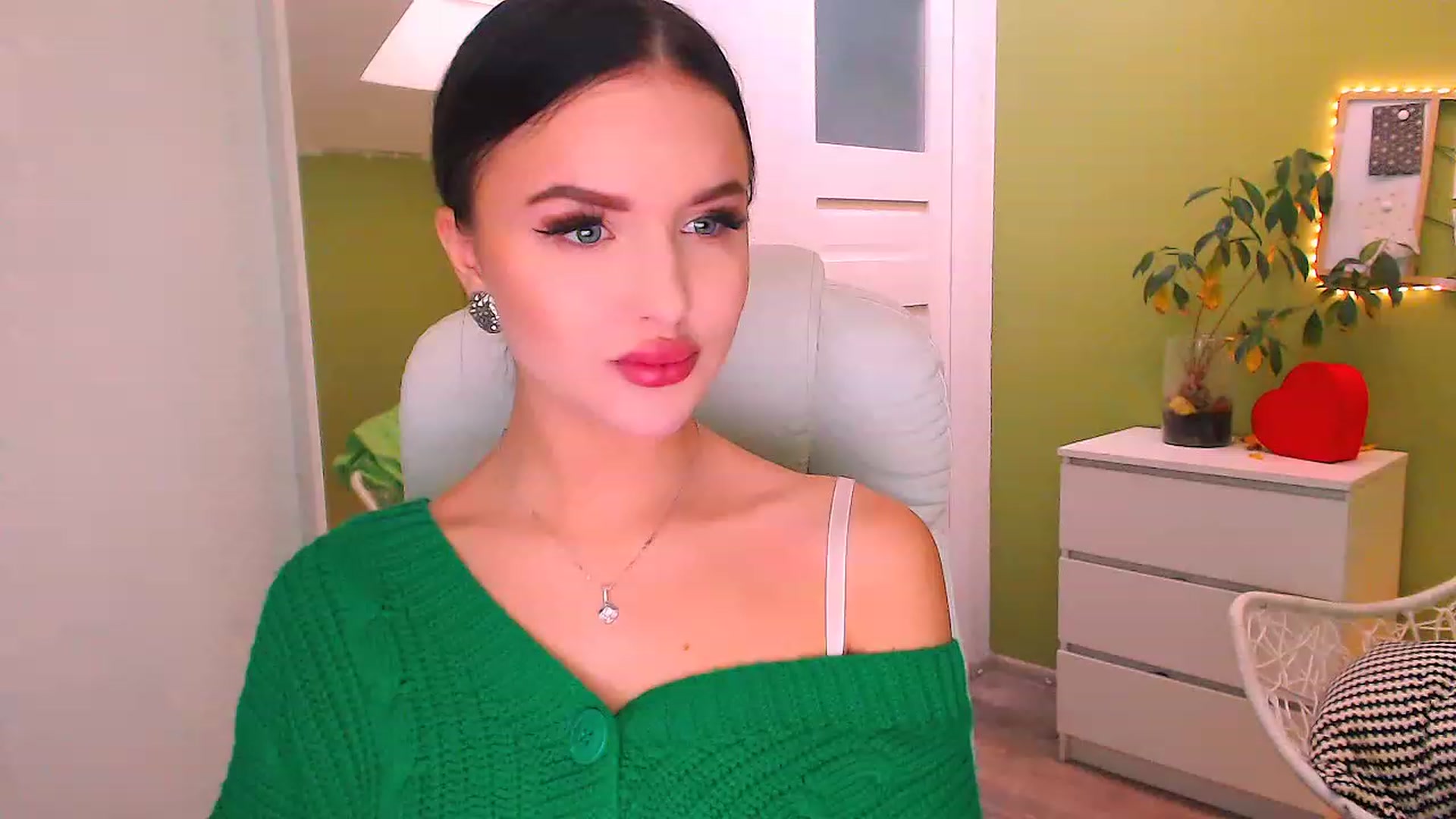 Gallery image thumbnail from JenniferMoris's myfreecams stream on, 11/18/2022, 11:51 image 16 of 20