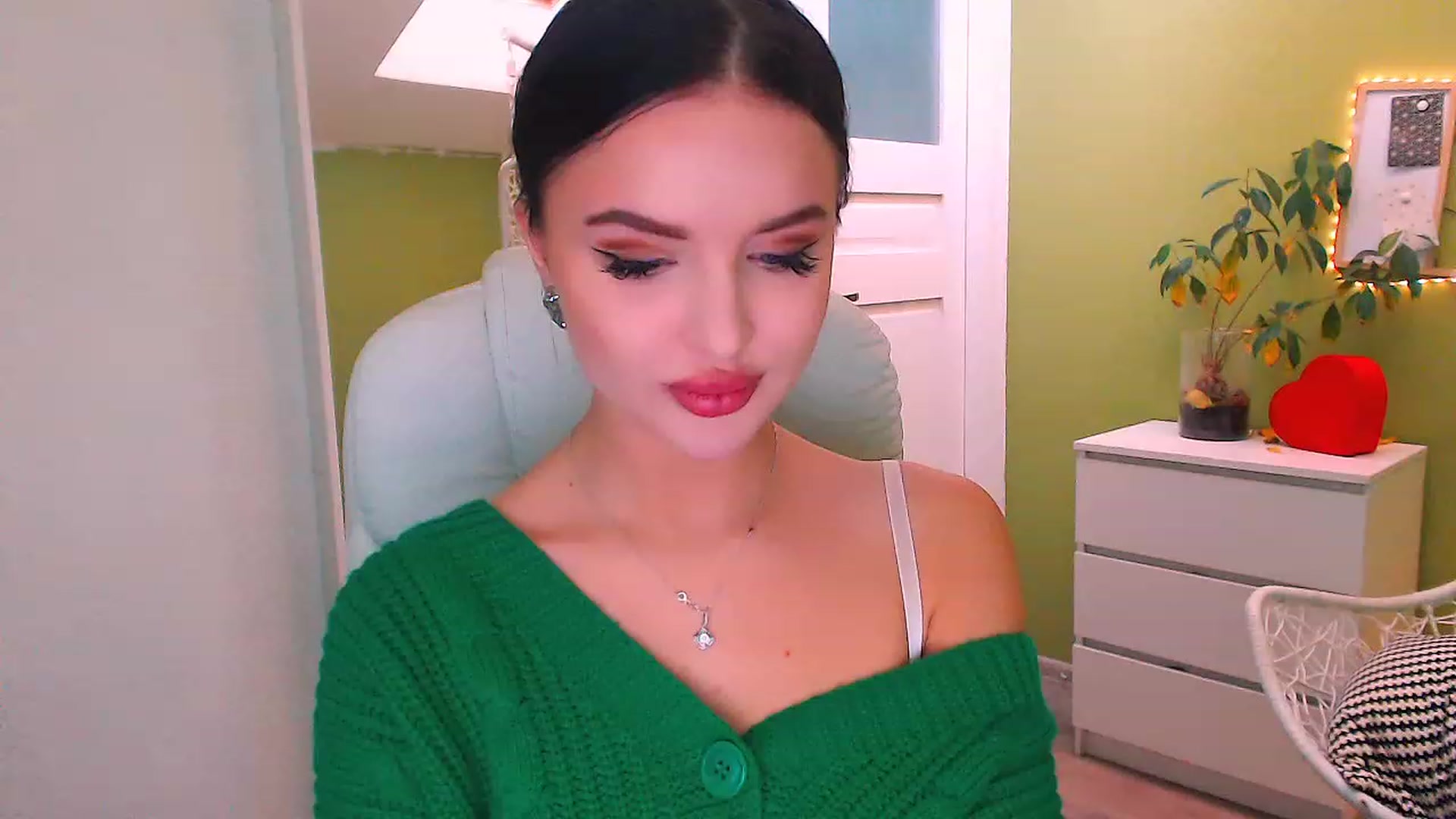 Gallery image thumbnail from JenniferMoris's myfreecams stream on, 11/18/2022, 11:51 image 7 of 20