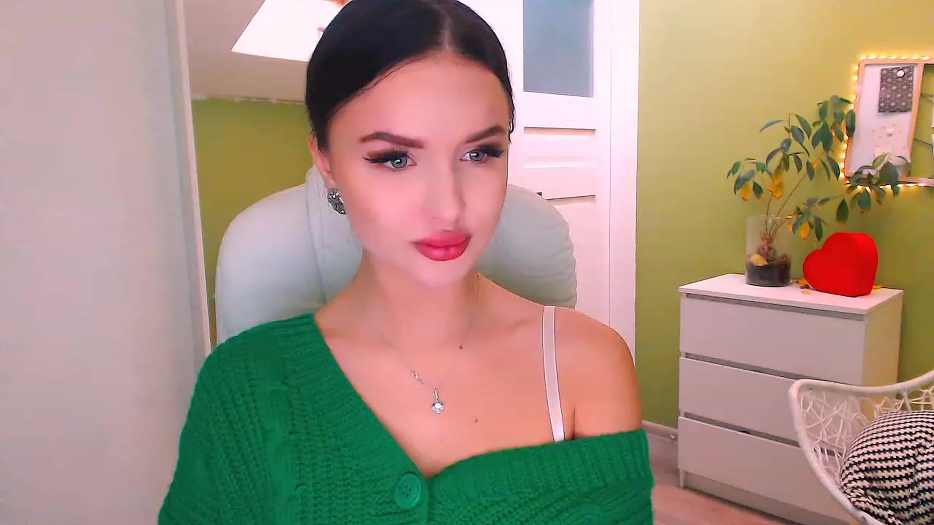 Gallery image thumbnail from JenniferMoris's myfreecams stream on, 11/18/2022, 11:51 image 9 of 20