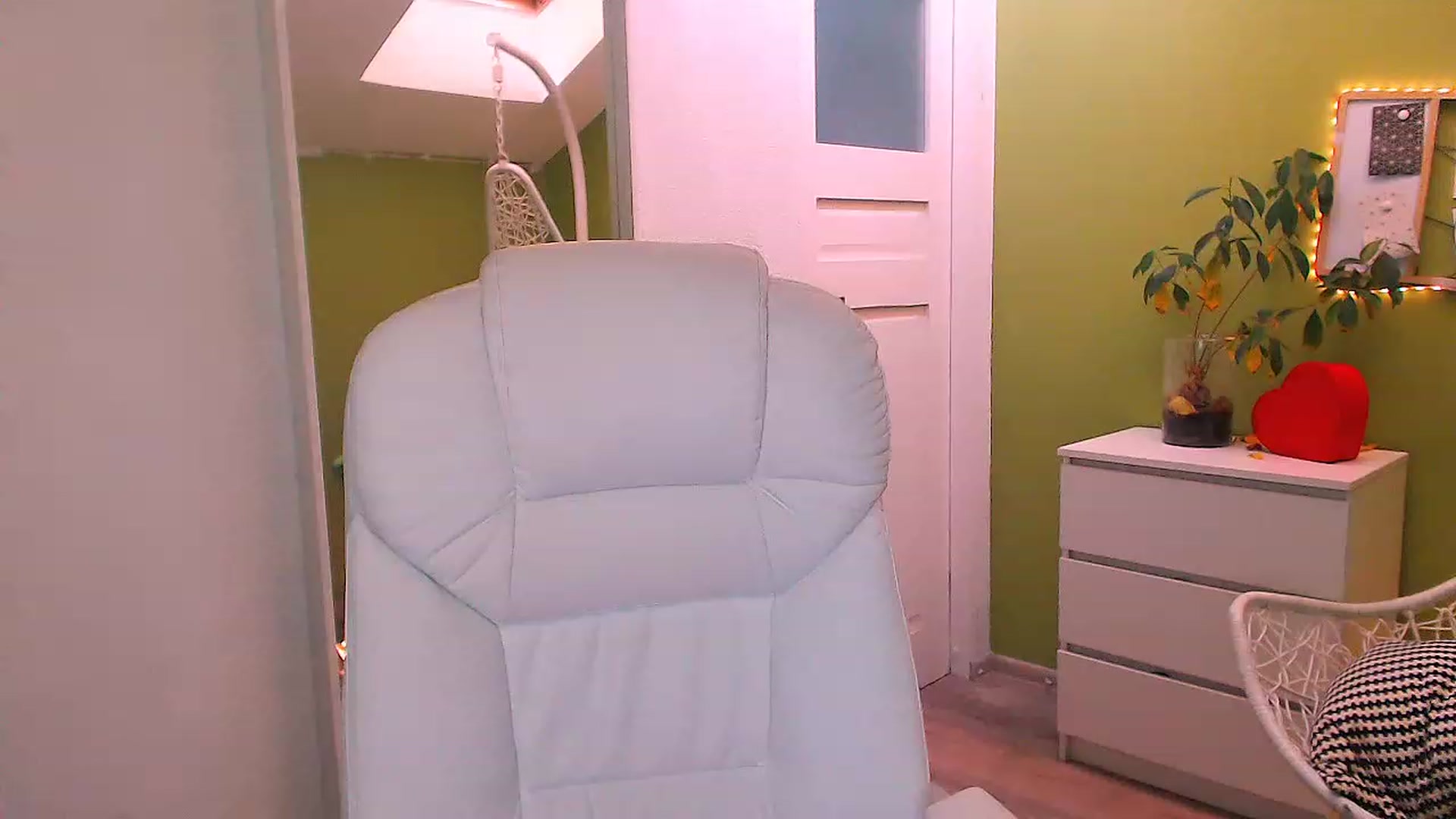 Gallery image thumbnail from JenniferMoris's myfreecams stream on, 11/18/2022, 11:51 image 8 of 20