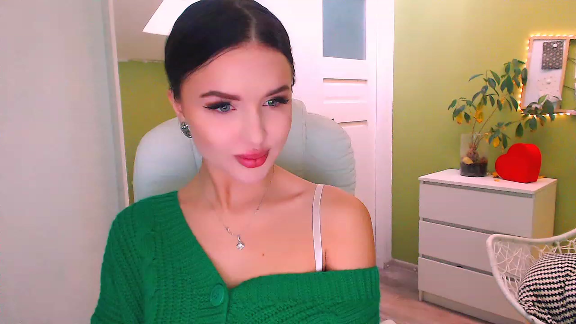Gallery image thumbnail from JenniferMoris's myfreecams stream on, 11/18/2022, 11:51 image 10 of 20