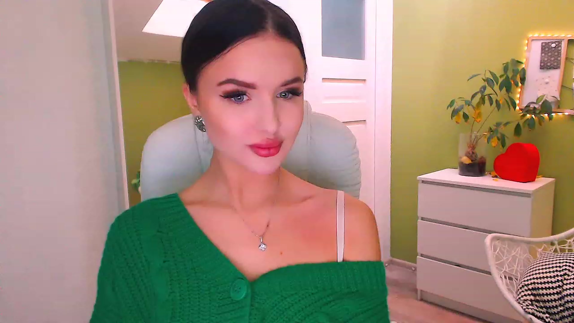 Gallery image thumbnail from JenniferMoris's myfreecams stream on, 11/18/2022, 11:51 image 11 of 20