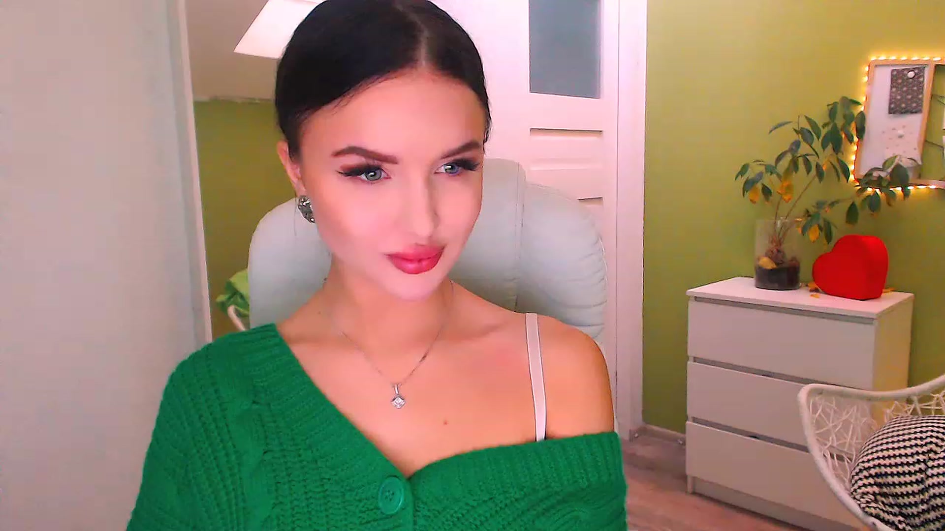 Gallery image thumbnail from JenniferMoris's myfreecams stream on, 11/18/2022, 11:51 image 15 of 20