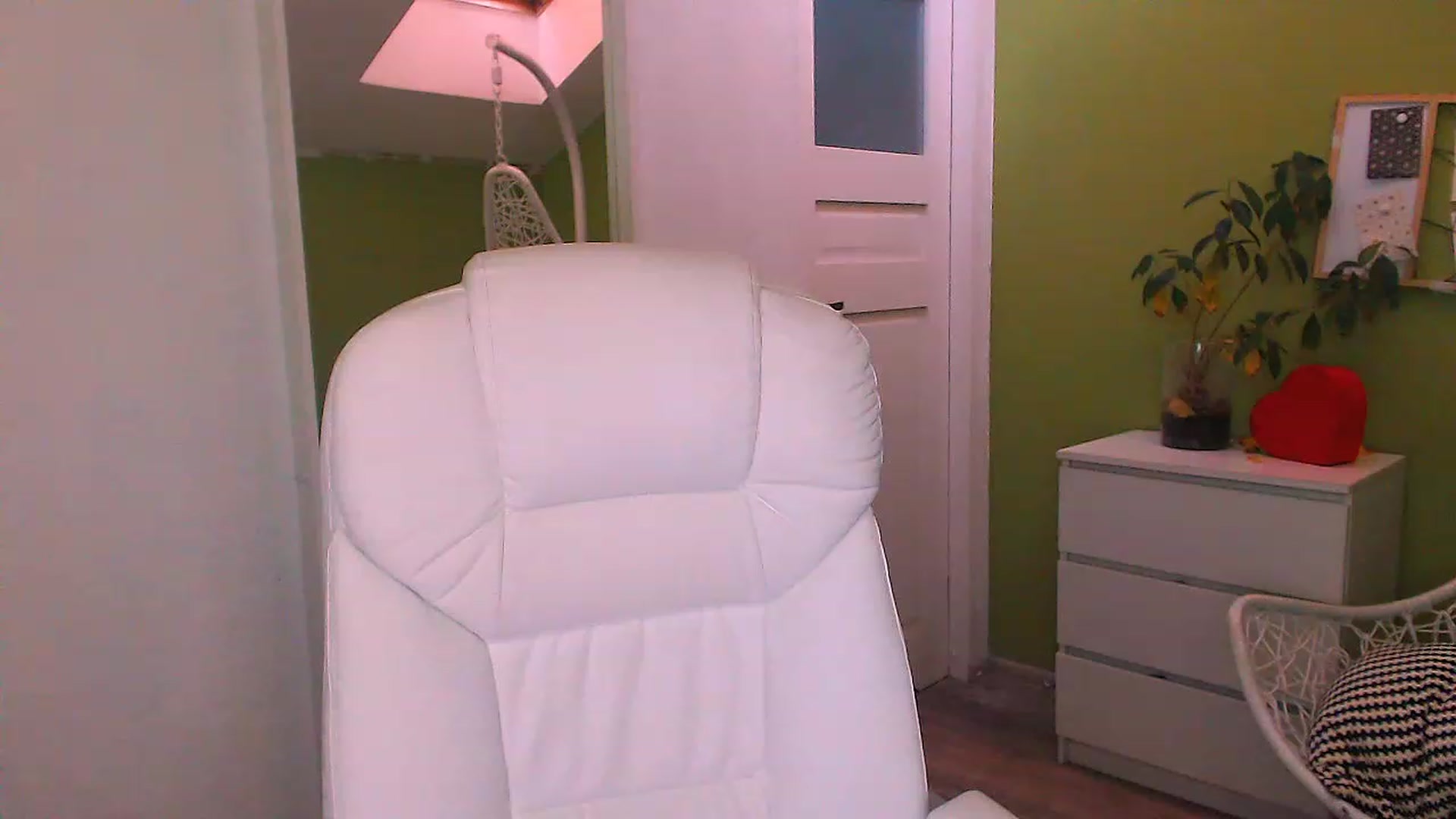 Gallery image thumbnail from JenniferMoris's myfreecams stream on, 11/18/2022, 13:06 image 16 of 20