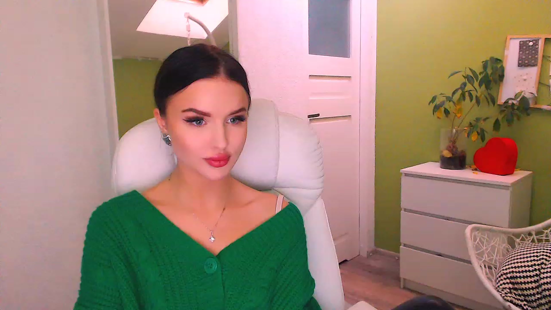 Gallery image thumbnail from JenniferMoris's myfreecams stream on, 11/18/2022, 13:06 image 7 of 20