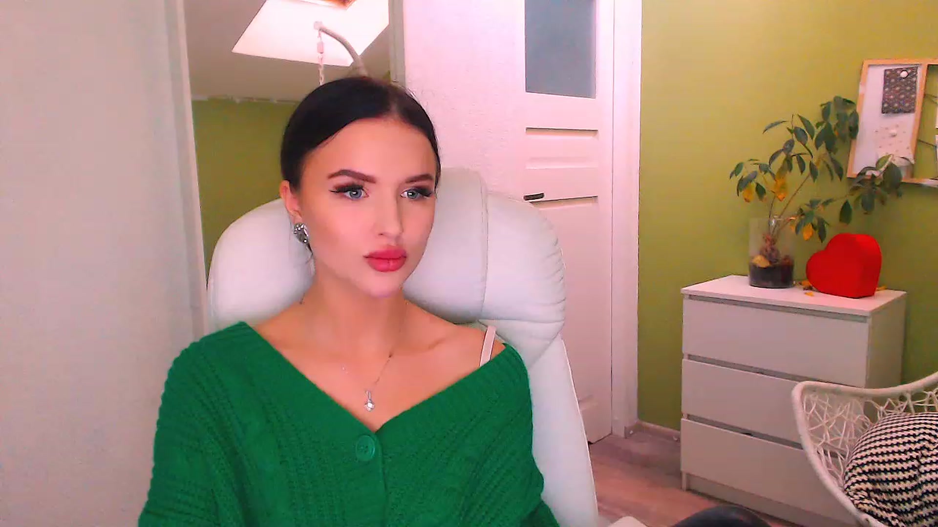 Gallery image thumbnail from JenniferMoris's myfreecams stream on, 11/18/2022, 13:06 image 6 of 20