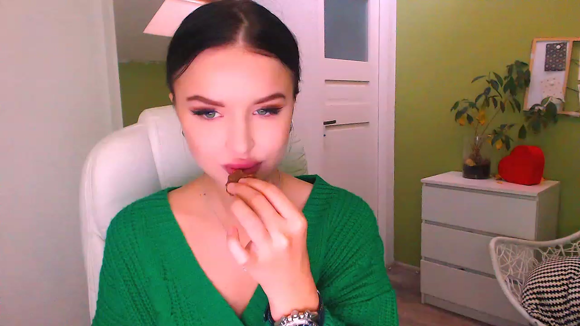Gallery image thumbnail from JenniferMoris's myfreecams stream on, 11/18/2022, 13:06 image 17 of 20