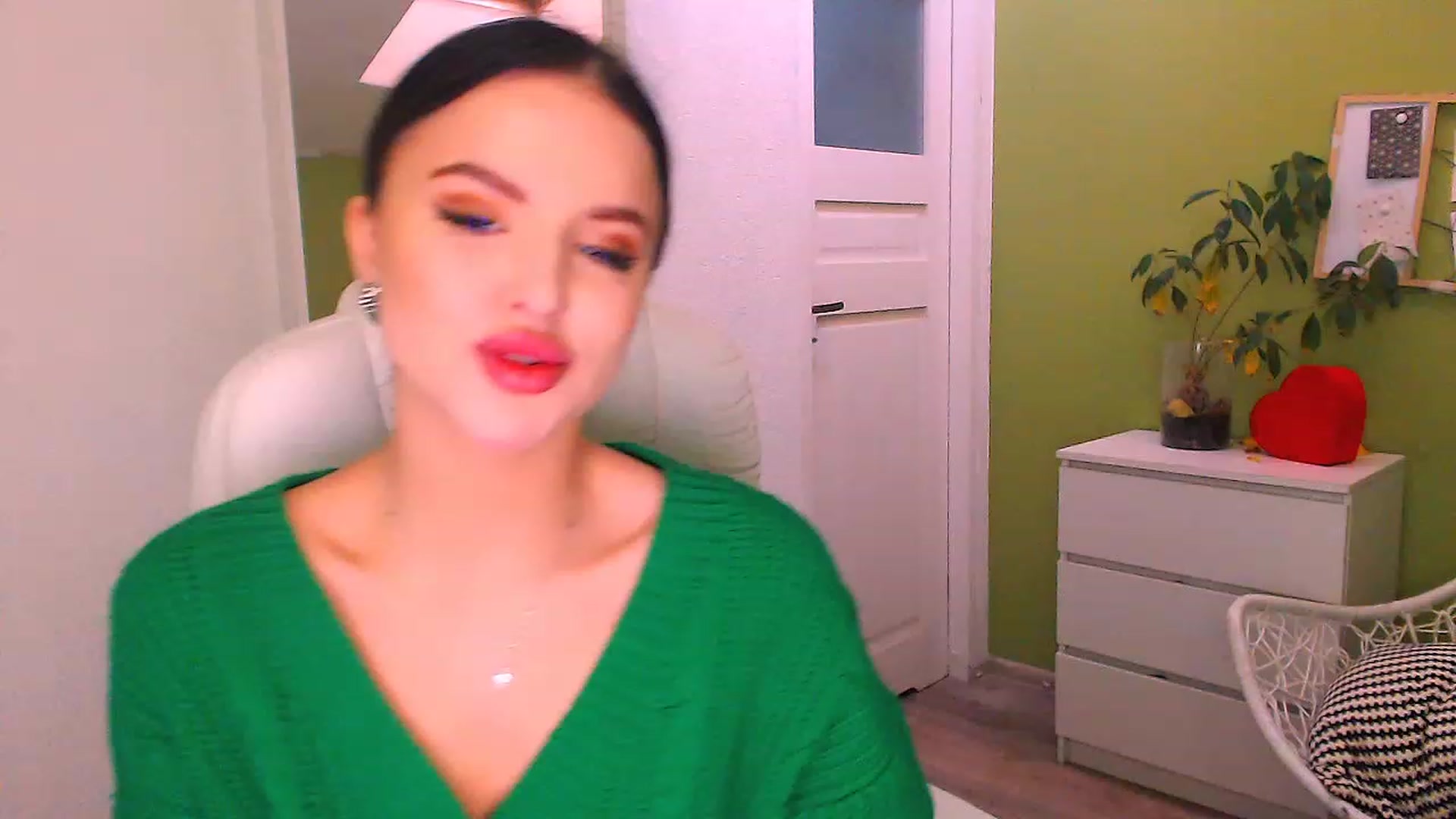 Gallery image thumbnail from JenniferMoris's myfreecams stream on, 11/18/2022, 13:06 image 19 of 20