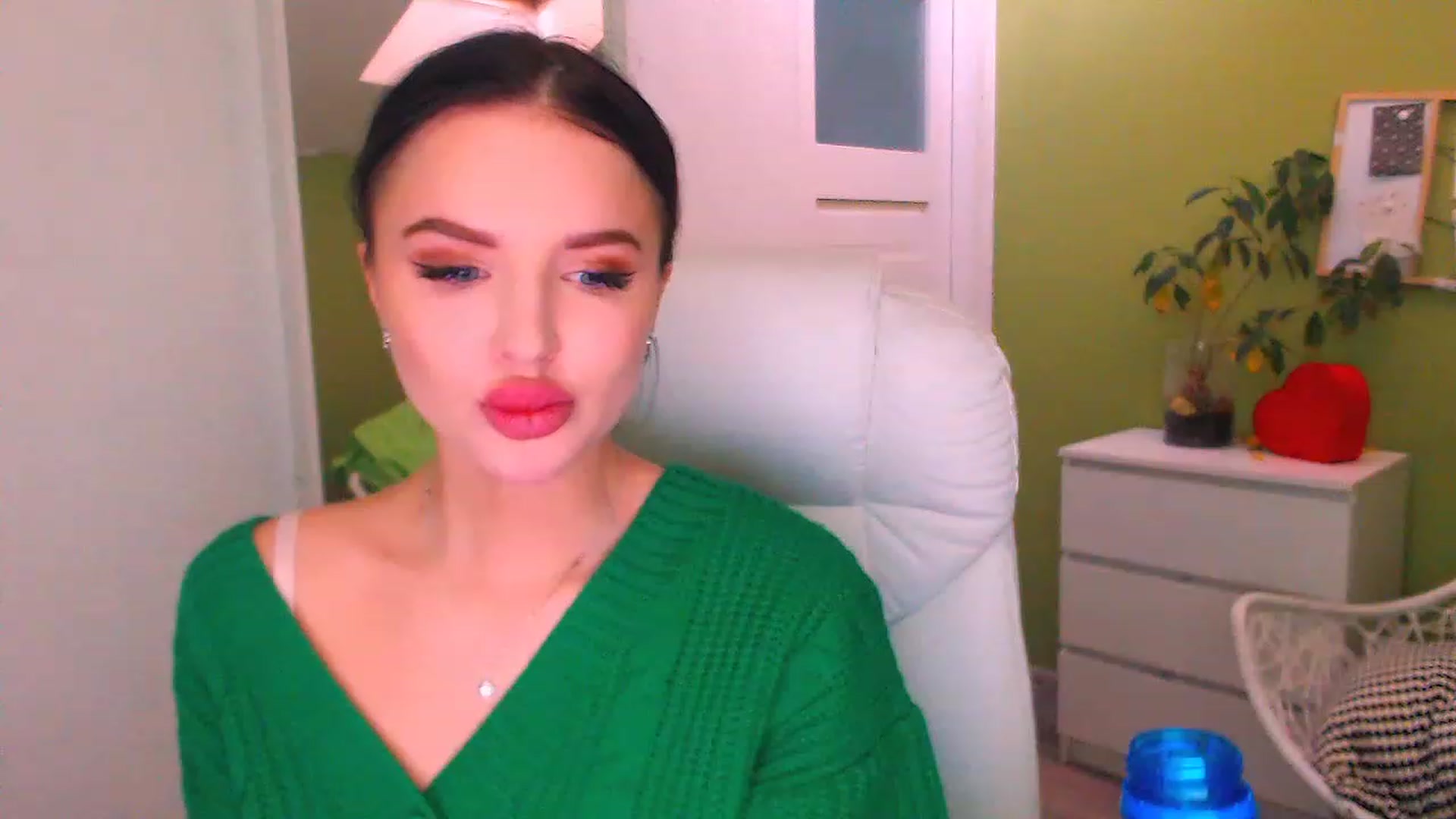 Gallery image thumbnail from JenniferMoris's myfreecams stream on, 11/18/2022, 13:06 image 14 of 20