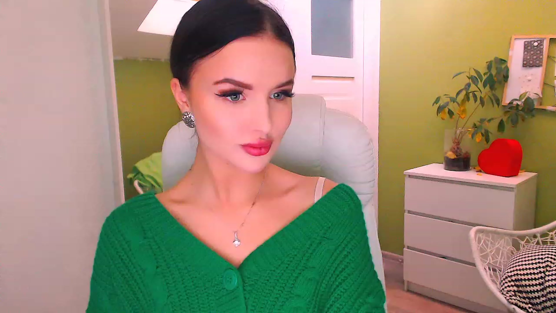 Gallery image thumbnail from JenniferMoris's myfreecams stream on, 11/18/2022, 13:06 image 2 of 20