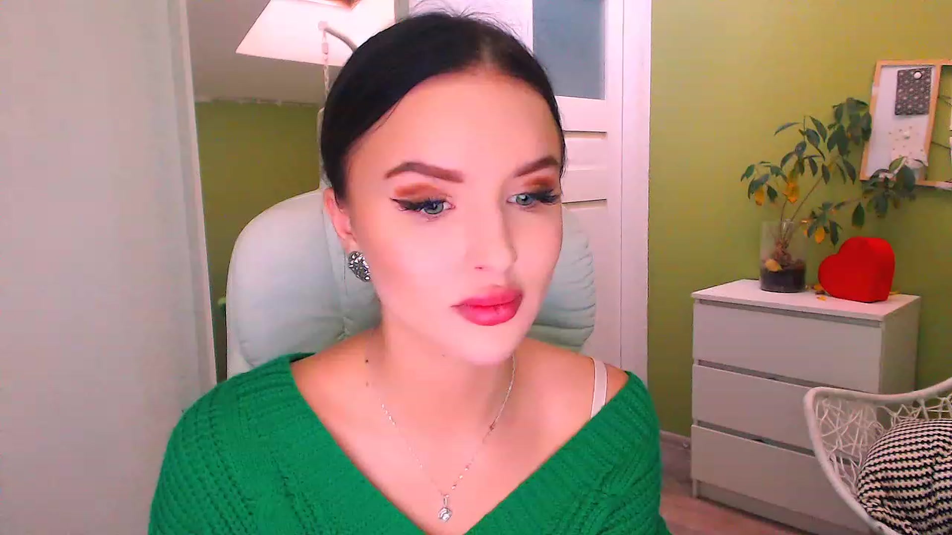 Gallery image thumbnail from JenniferMoris's myfreecams stream on, 11/18/2022, 13:06 image 8 of 20