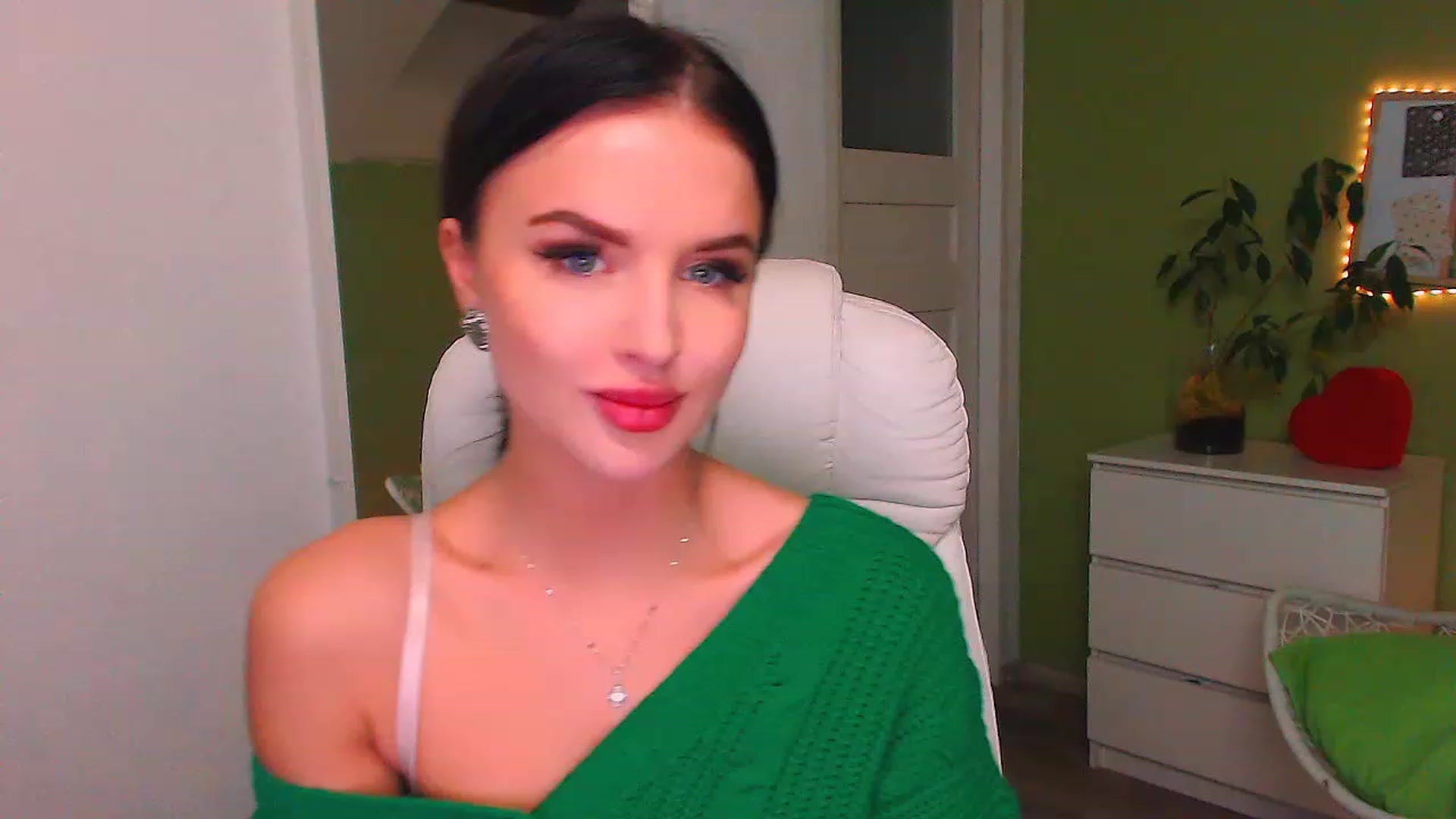 Gallery image thumbnail from JenniferMoris's myfreecams stream on, 11/18/2022, 15:14 image 11 of 20