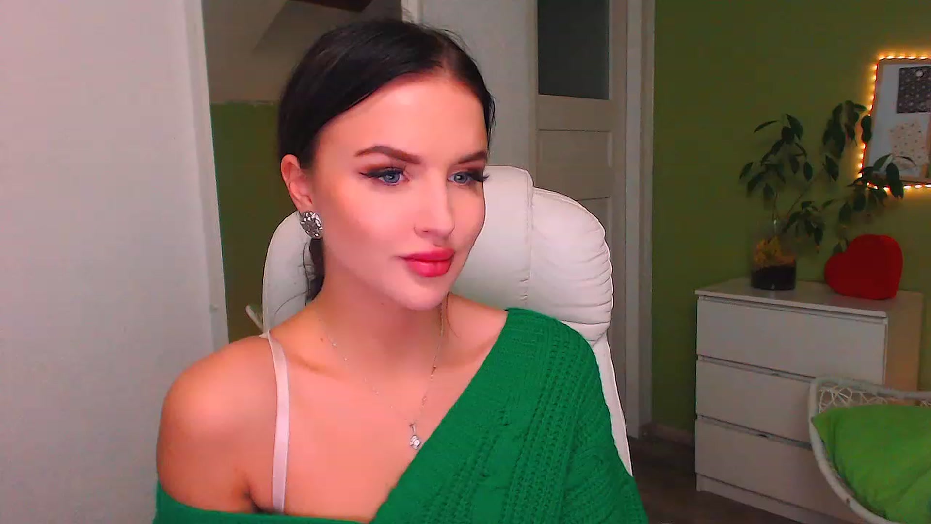 Gallery image thumbnail from JenniferMoris's myfreecams stream on, 11/18/2022, 15:14 image 18 of 20
