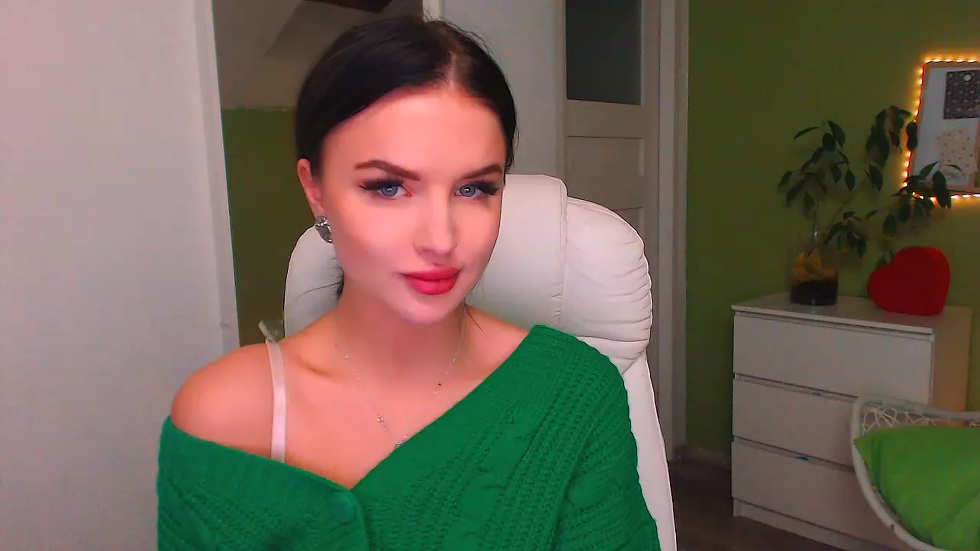 Gallery image thumbnail from JenniferMoris's myfreecams stream on, 11/18/2022, 15:14 image 8 of 20
