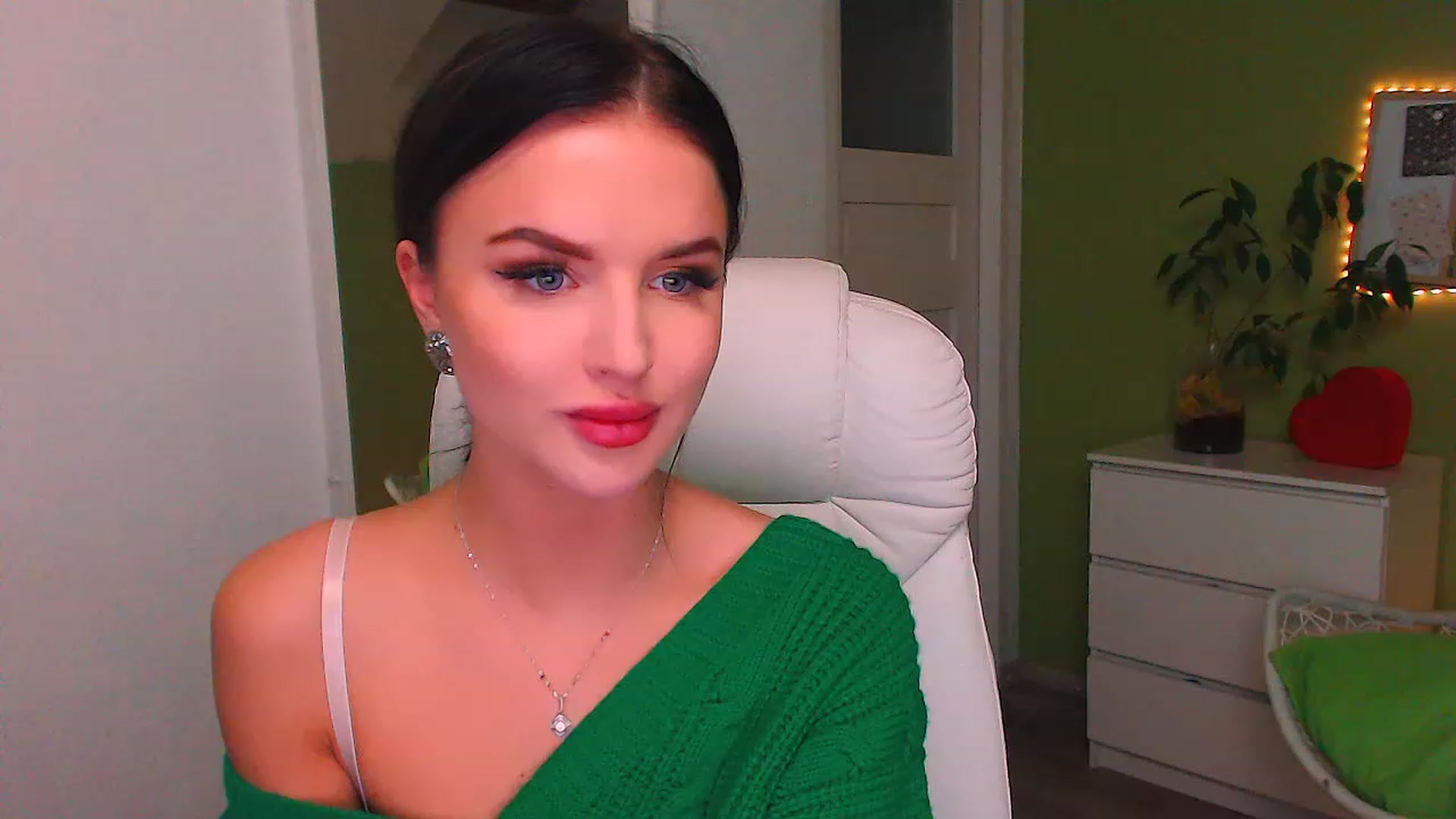 Gallery image thumbnail from JenniferMoris's myfreecams stream on, 11/18/2022, 15:14 image 14 of 20