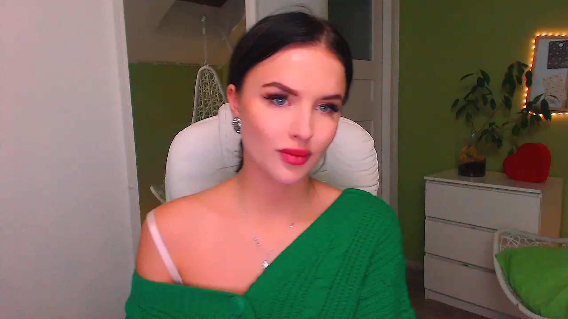 Gallery image thumbnail from JenniferMoris's myfreecams stream on, 11/18/2022, 15:14 image 6 of 20