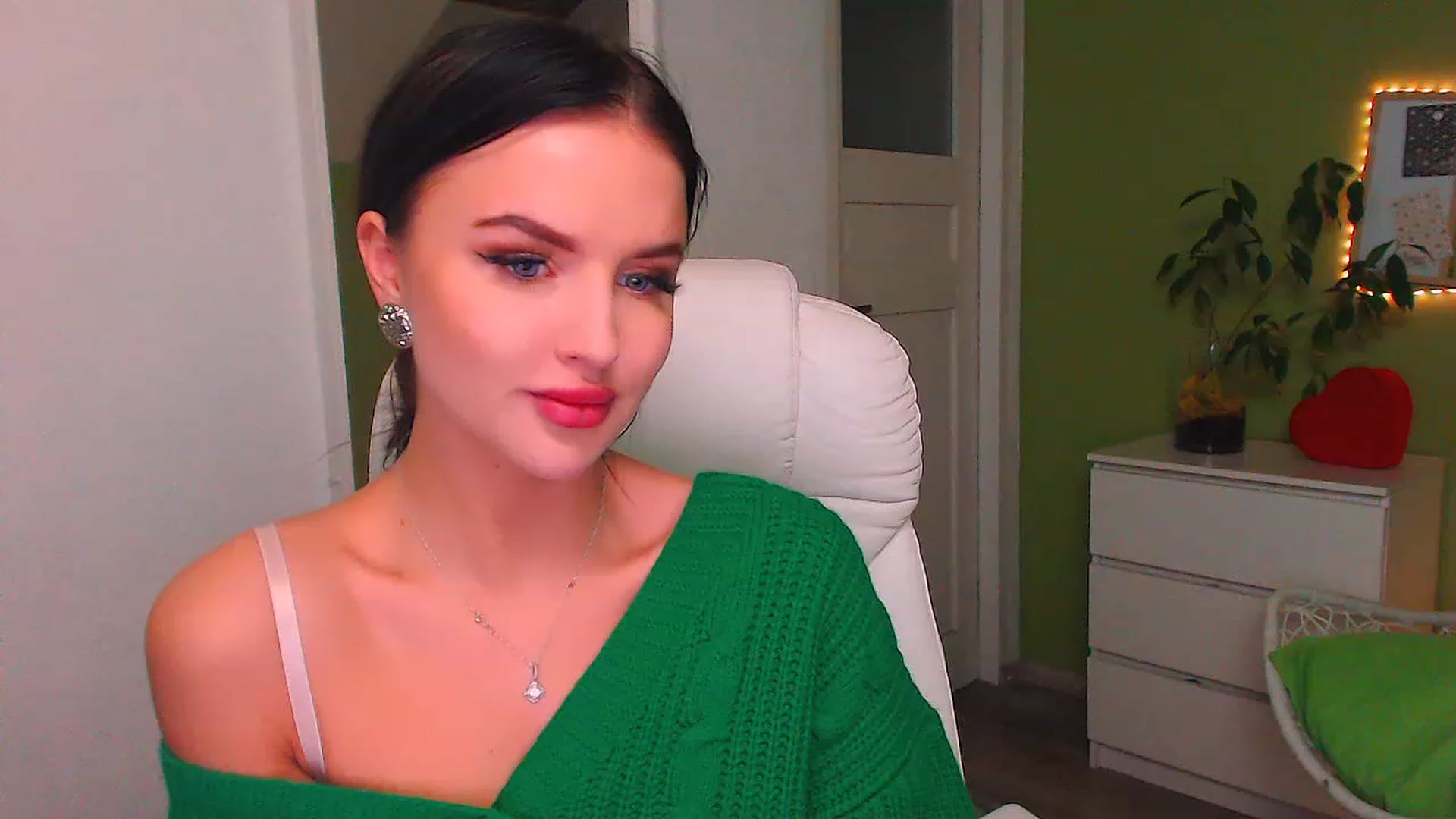 Gallery image thumbnail from JenniferMoris's myfreecams stream on, 11/18/2022, 15:14 image 2 of 20