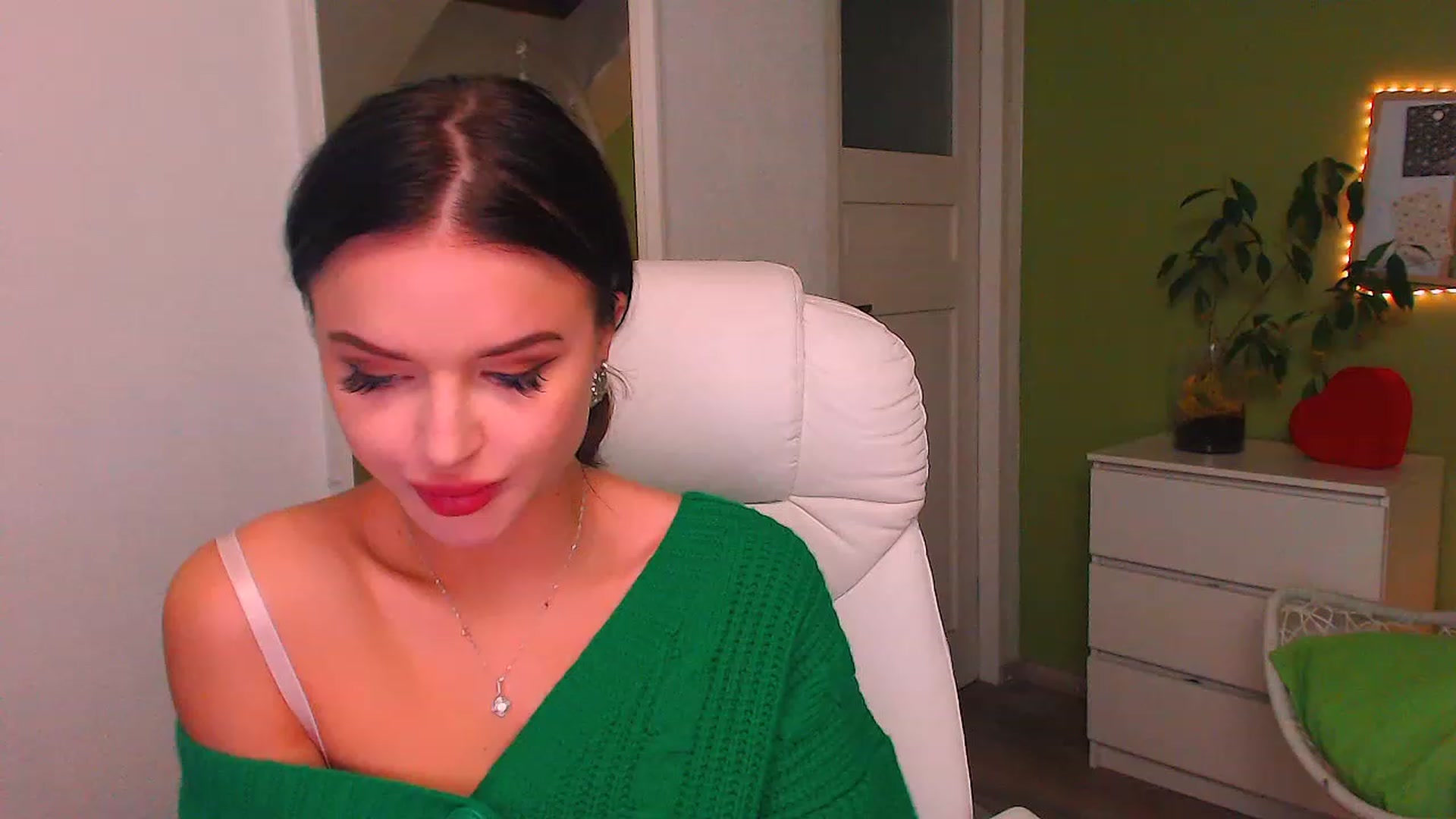 Gallery image thumbnail from JenniferMoris's myfreecams stream on, 11/18/2022, 15:14 image 4 of 20