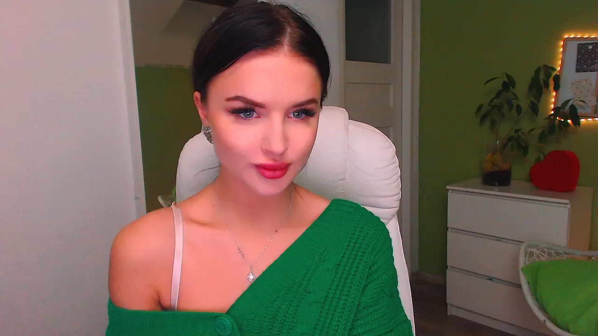 Gallery image thumbnail from JenniferMoris's myfreecams stream on, 11/18/2022, 15:14 image 7 of 20