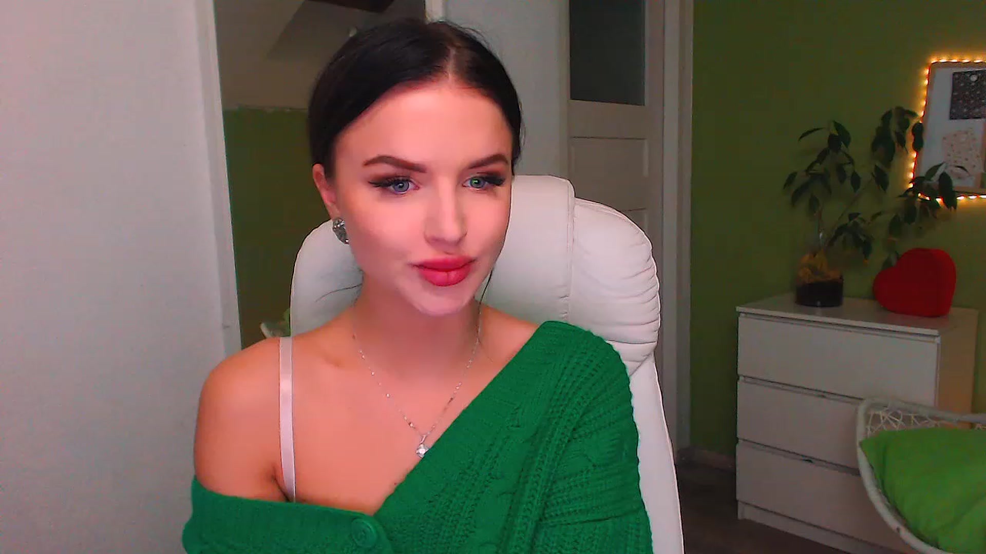 Gallery image thumbnail from JenniferMoris's myfreecams stream on, 11/18/2022, 15:14 image 13 of 20