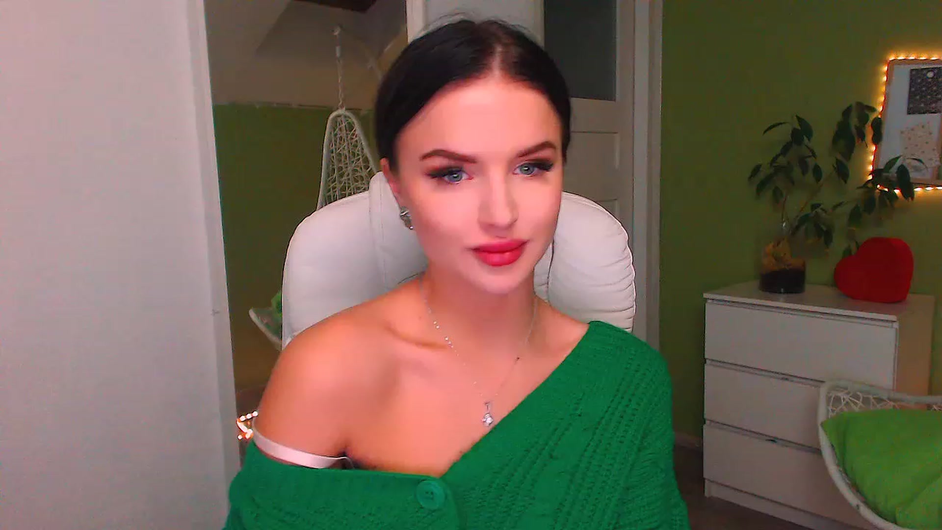 Gallery image thumbnail from JenniferMoris's myfreecams stream on, 11/18/2022, 15:14 image 16 of 20