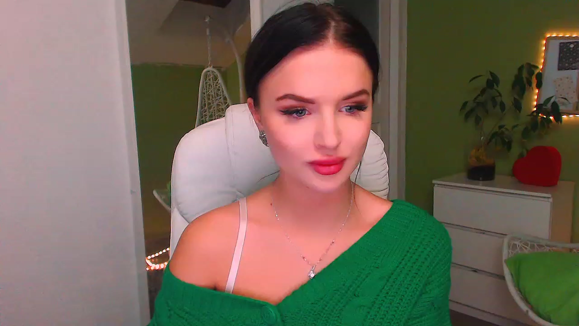 Gallery image thumbnail from JenniferMoris's myfreecams stream on, 11/18/2022, 15:14 image 10 of 20
