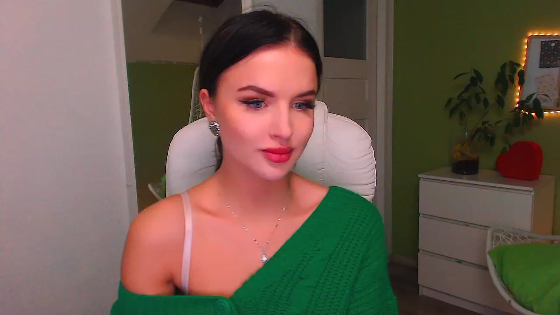 Gallery image thumbnail from JenniferMoris's myfreecams stream on, 11/18/2022, 15:14 image 12 of 20