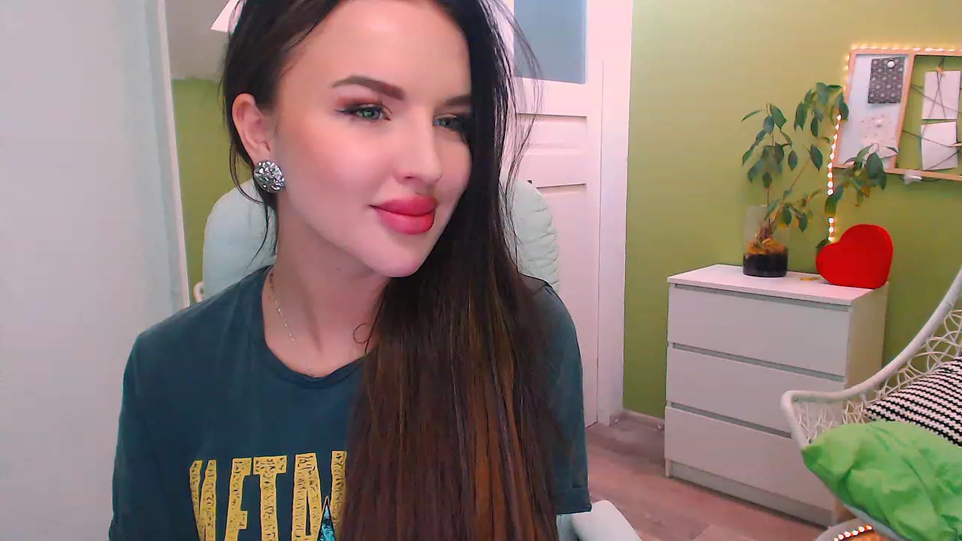 Gallery image thumbnail from JenniferMoris's myfreecams stream on, 11/21/2022, 09:44 image 4 of 20