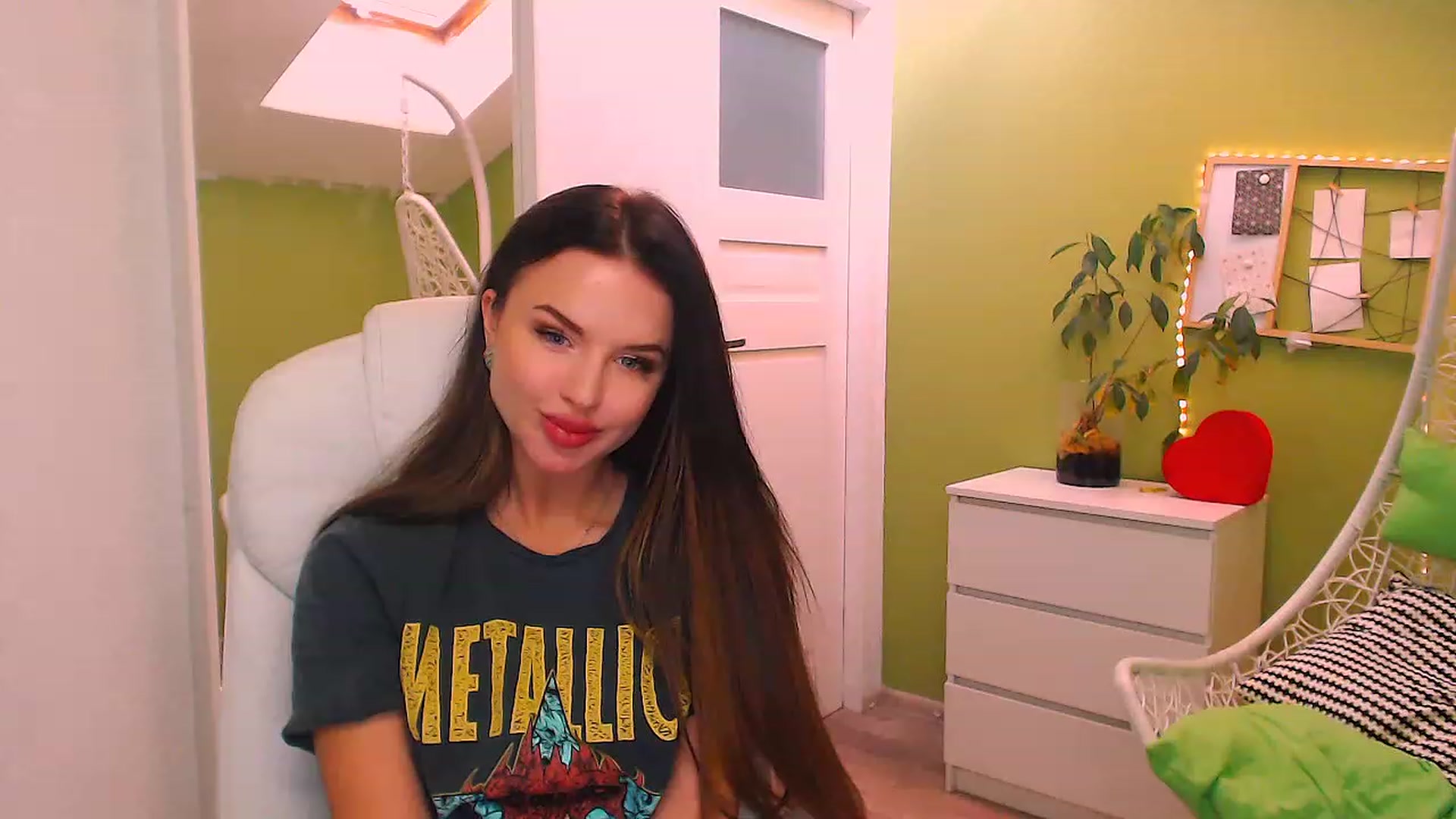 Gallery image thumbnail from JenniferMoris's myfreecams stream on, 11/21/2022, 09:44 image 18 of 20