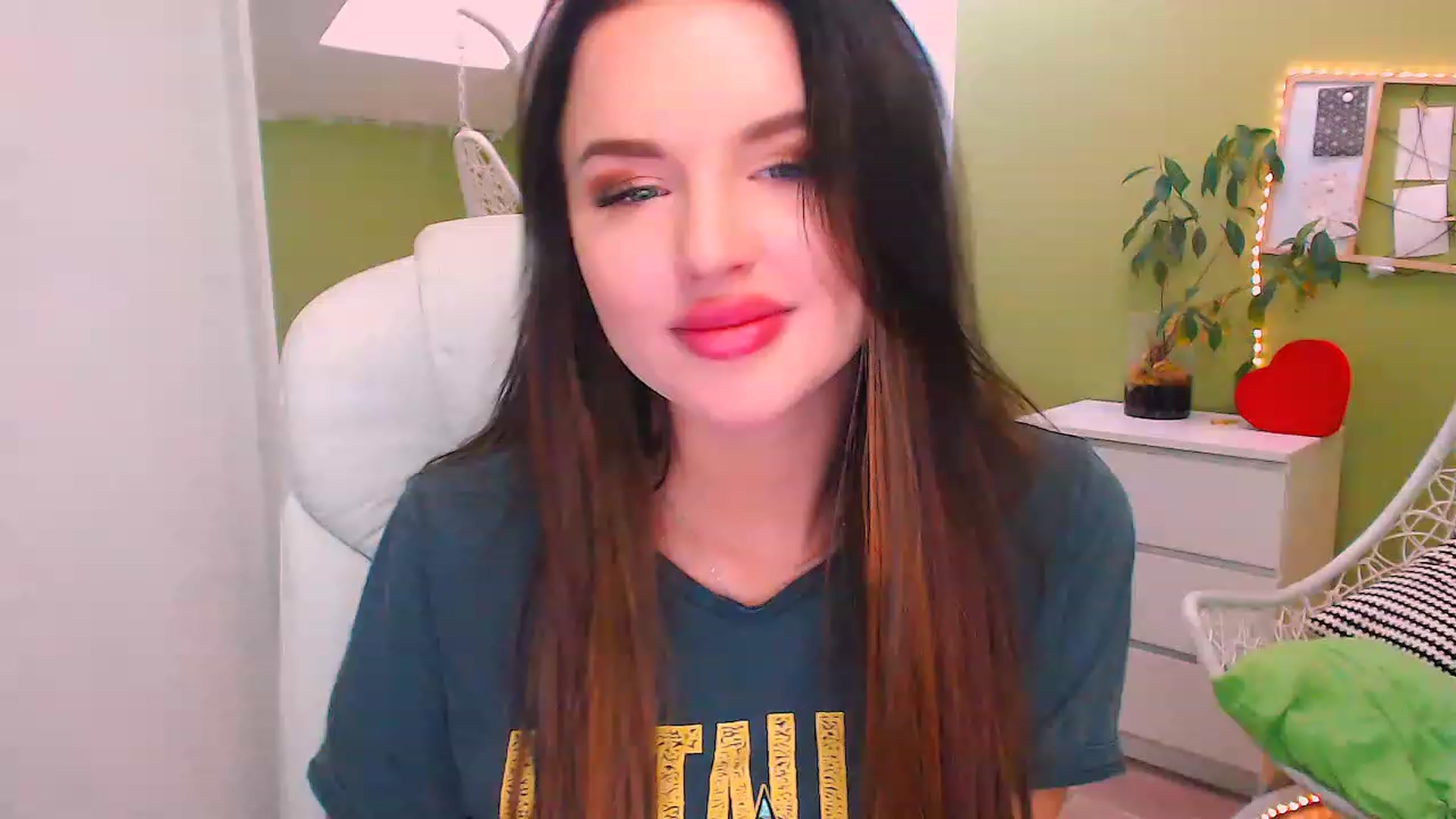 Gallery image thumbnail from JenniferMoris's myfreecams stream on, 11/21/2022, 09:44 image 8 of 20