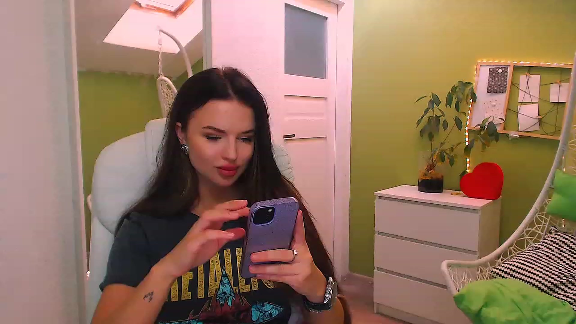Gallery image thumbnail from JenniferMoris's myfreecams stream on, 11/21/2022, 09:44 image 17 of 20