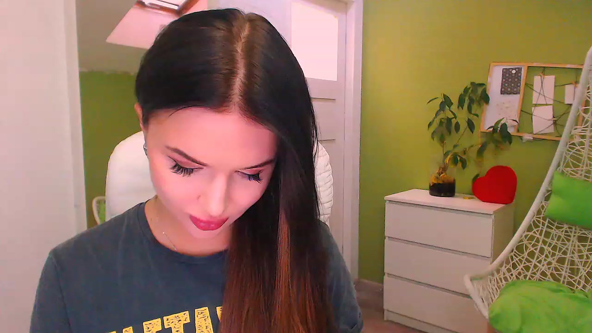 Gallery image thumbnail from JenniferMoris's myfreecams stream on, 11/21/2022, 13:17 image 20 of 20