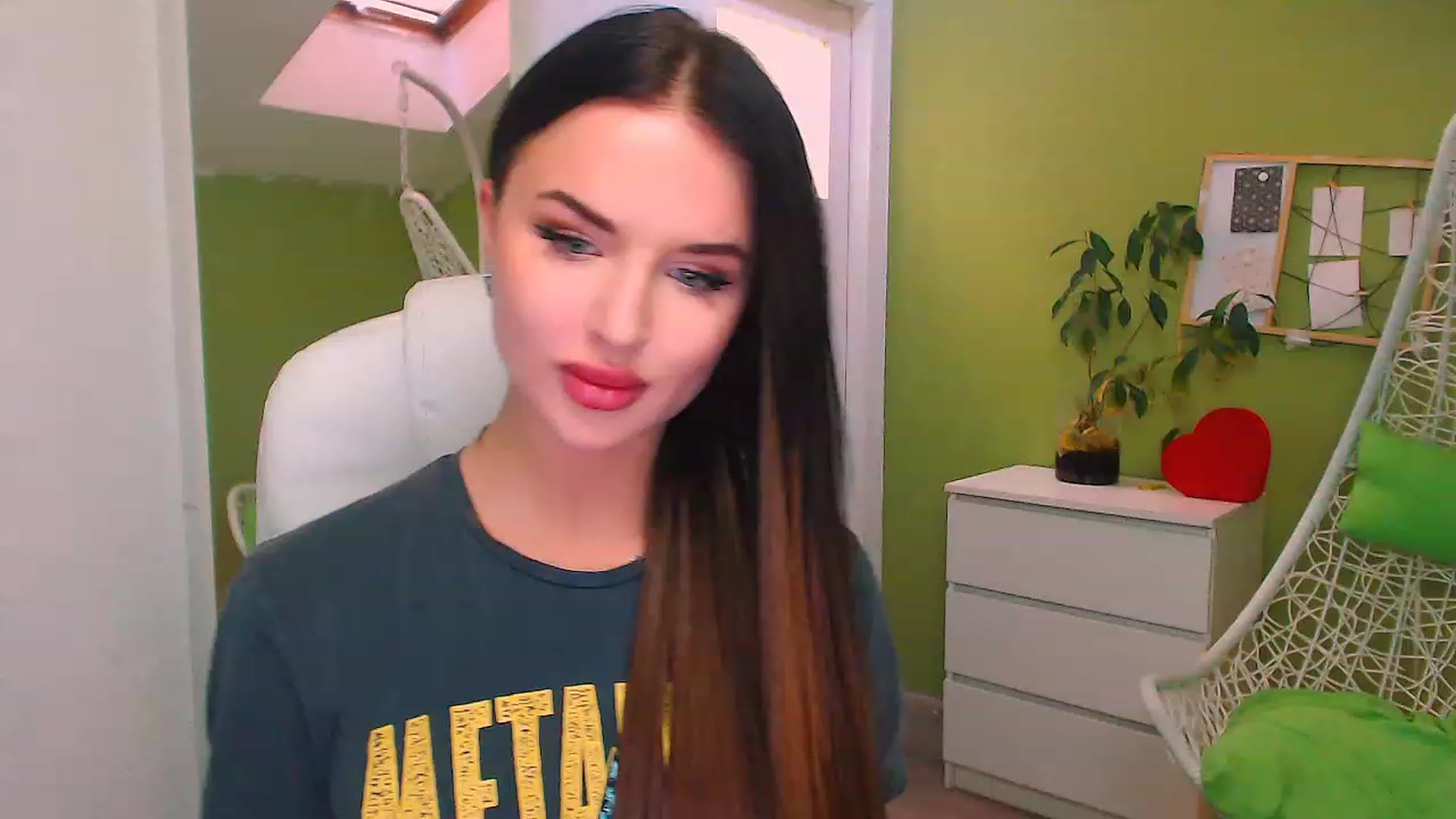 Gallery image thumbnail from JenniferMoris's myfreecams stream on, 11/21/2022, 13:17 image 9 of 20