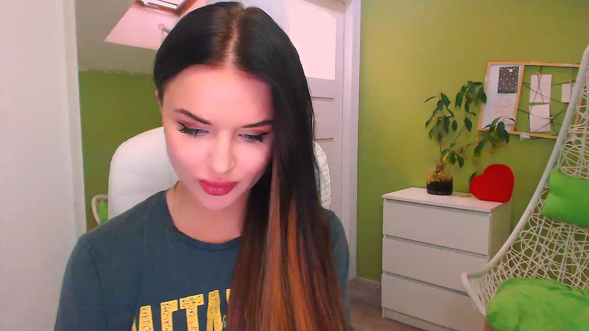 Gallery image thumbnail from JenniferMoris's myfreecams stream on, 11/21/2022, 13:17 image 10 of 20