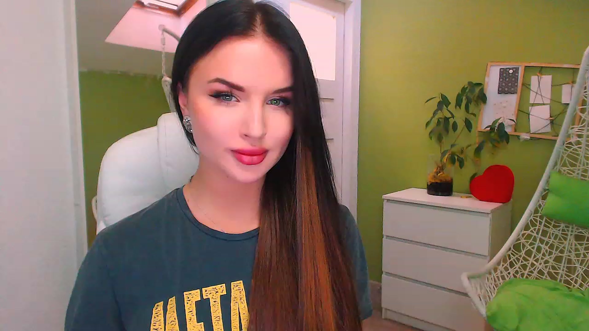 Gallery image thumbnail from JenniferMoris's myfreecams stream on, 11/21/2022, 13:17 image 7 of 20