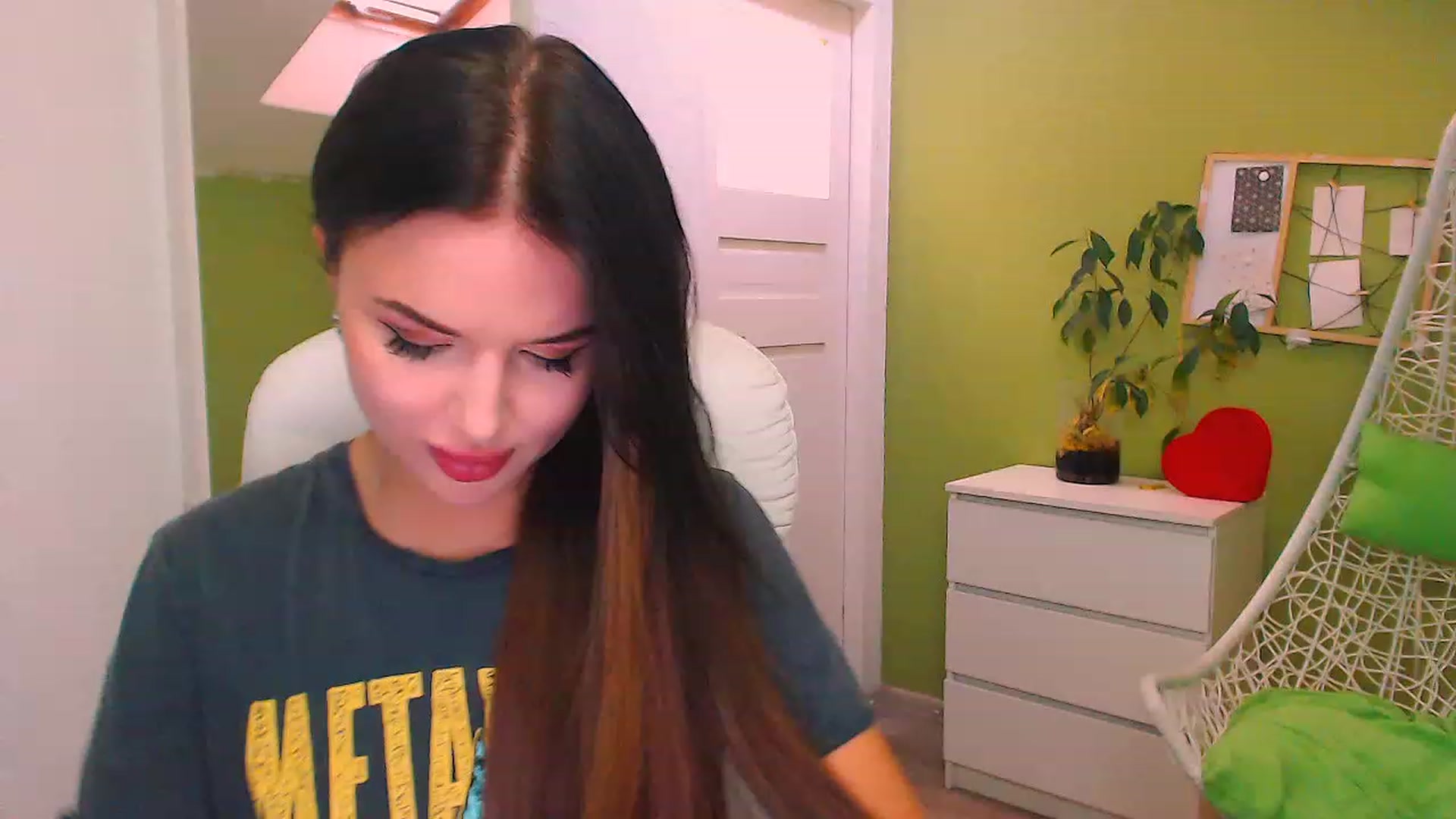 Gallery image thumbnail from JenniferMoris's myfreecams stream on, 11/21/2022, 13:17 image 1 of 20