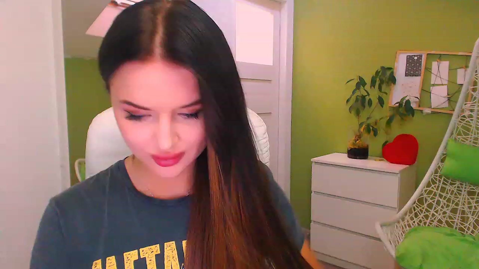 Gallery image thumbnail from JenniferMoris's myfreecams stream on, 11/21/2022, 13:17 image 19 of 20