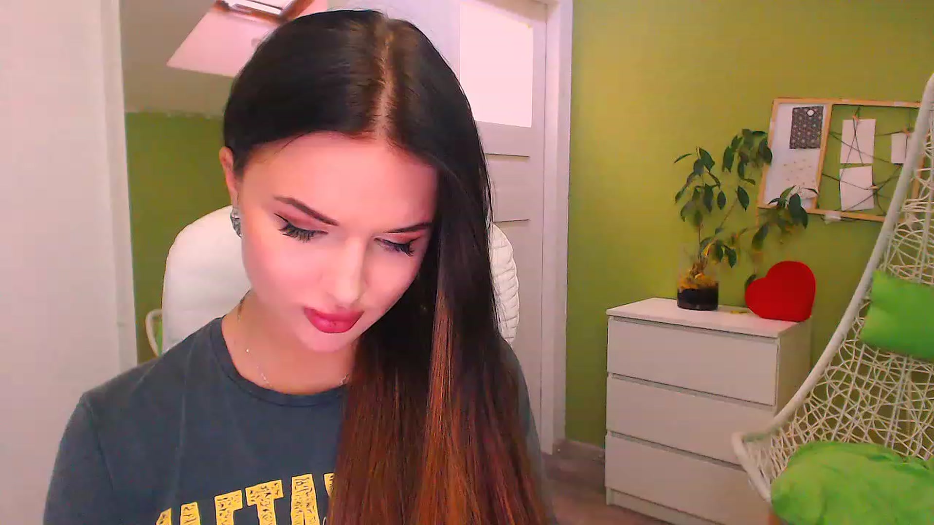 Gallery image thumbnail from JenniferMoris's myfreecams stream on, 11/21/2022, 13:17 image 18 of 20