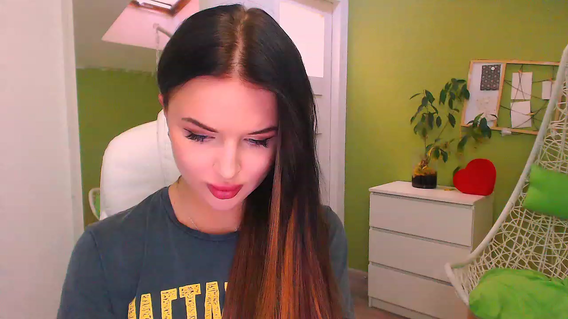 Gallery image thumbnail from JenniferMoris's myfreecams stream on, 11/21/2022, 13:17 image 13 of 20