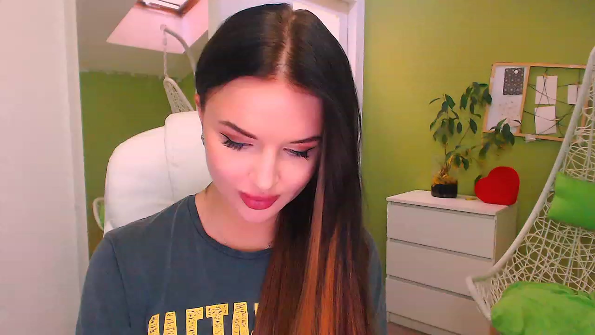 Gallery image thumbnail from JenniferMoris's myfreecams stream on, 11/21/2022, 13:17 image 12 of 20