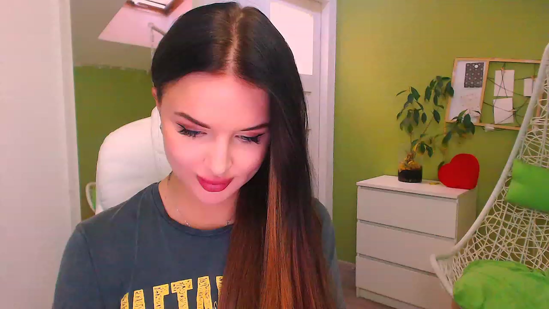 Gallery image thumbnail from JenniferMoris's myfreecams stream on, 11/21/2022, 13:17 image 16 of 20