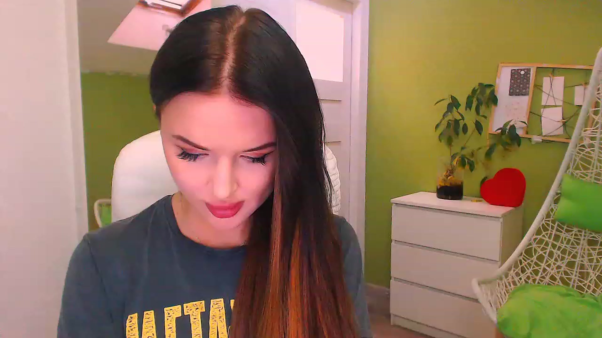 Gallery image thumbnail from JenniferMoris's myfreecams stream on, 11/21/2022, 13:17 image 11 of 20