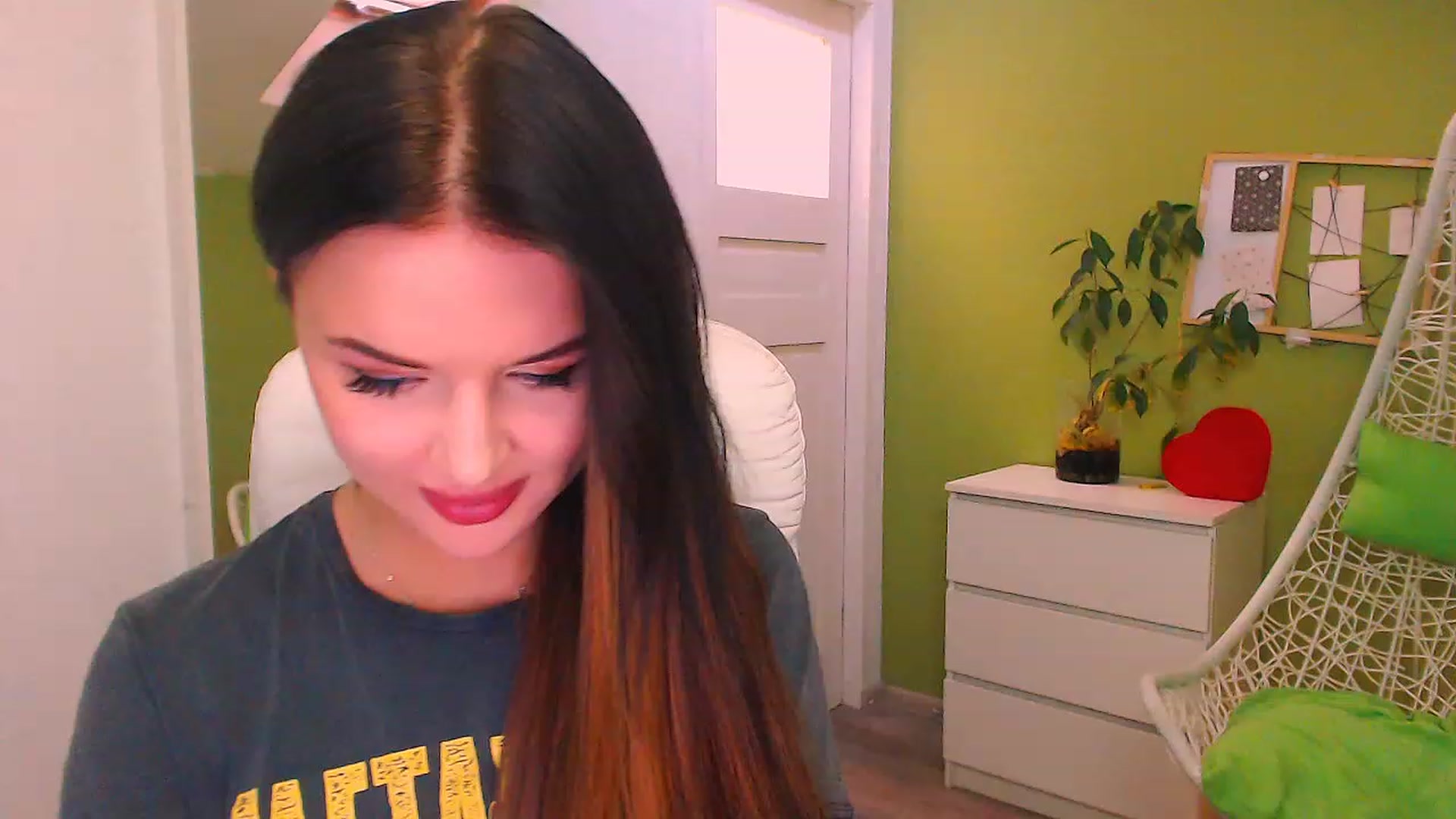 Gallery image thumbnail from JenniferMoris's myfreecams stream on, 11/21/2022, 13:17 image 17 of 20