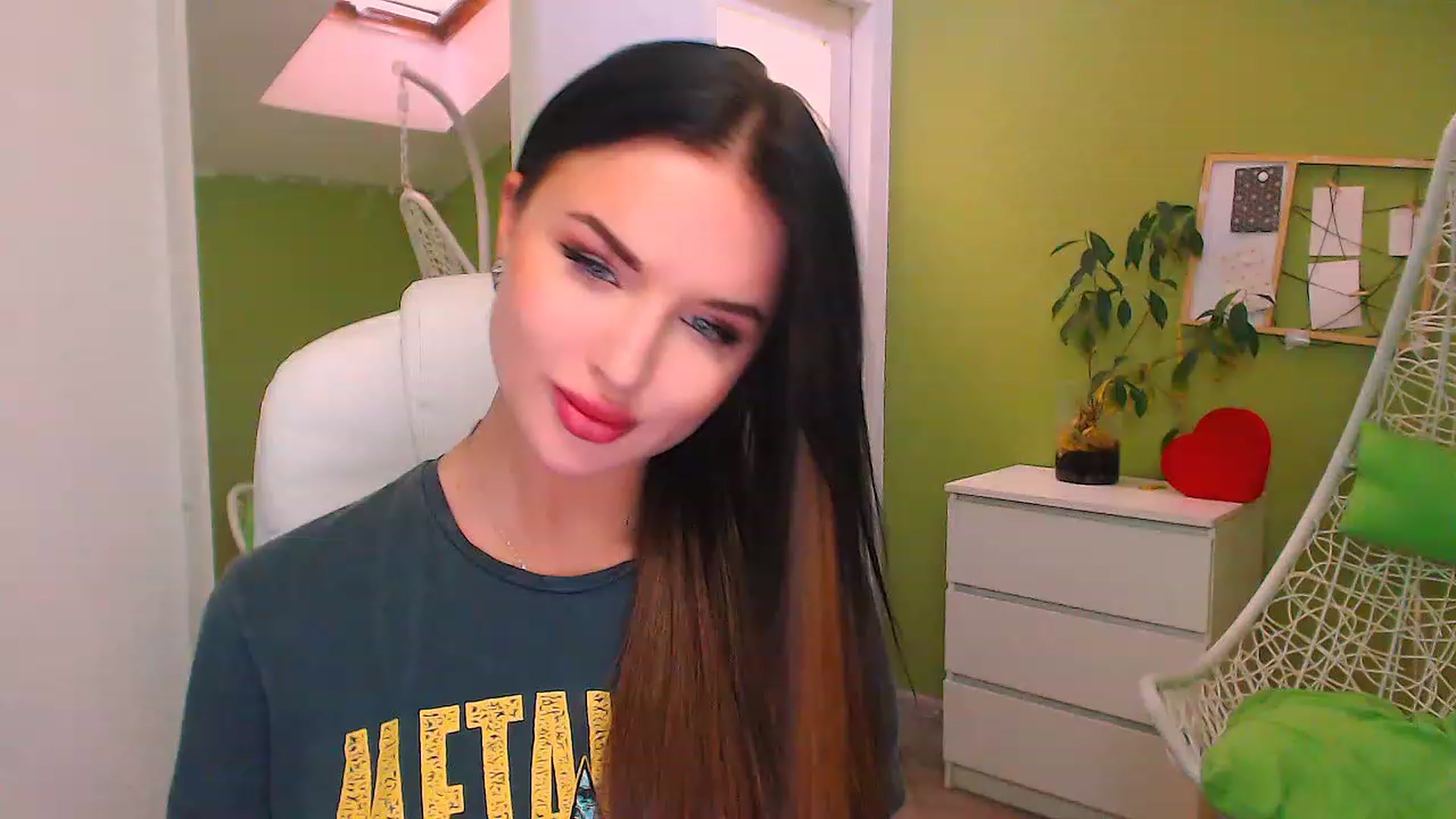 Gallery image thumbnail from JenniferMoris's myfreecams stream on, 11/21/2022, 13:17 image 6 of 20
