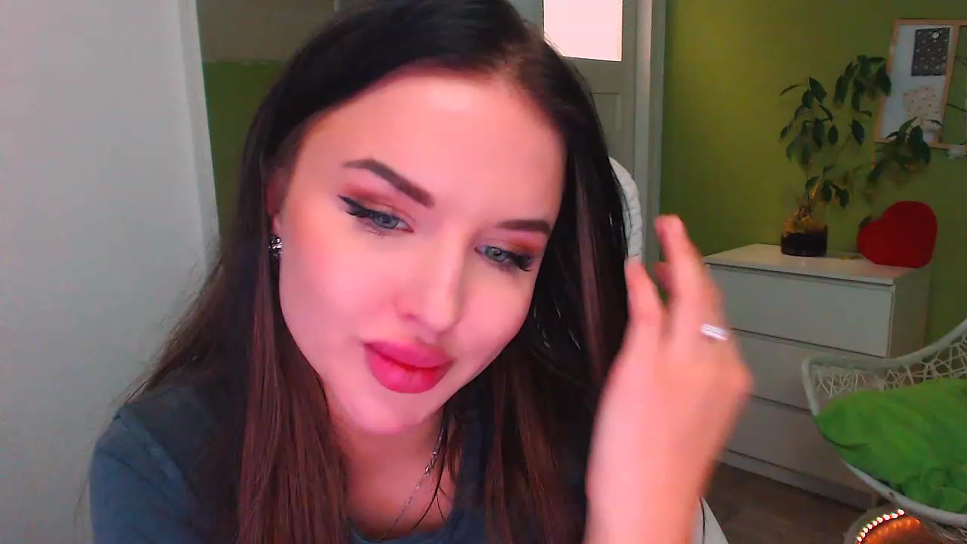 Gallery image thumbnail from JenniferMoris's myfreecams stream on, 11/21/2022, 15:45 image 11 of 20