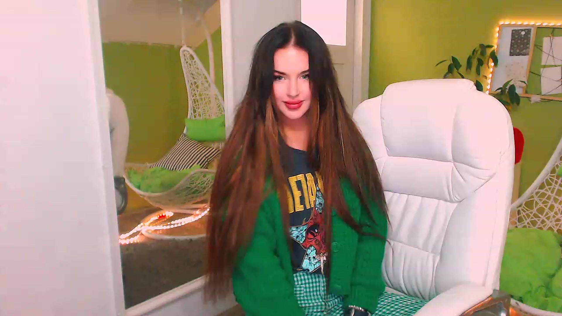 Gallery image thumbnail from JenniferMoris's myfreecams stream on, 11/21/2022, 15:45 image 14 of 20