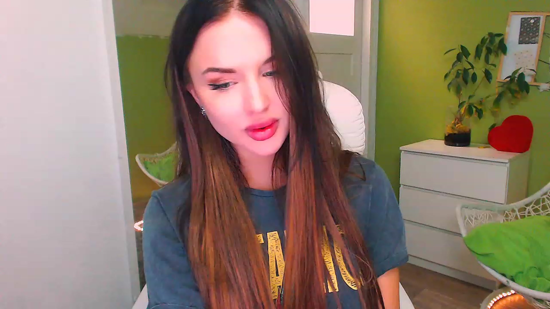 Gallery image thumbnail from JenniferMoris's myfreecams stream on, 11/21/2022, 15:45 image 10 of 20