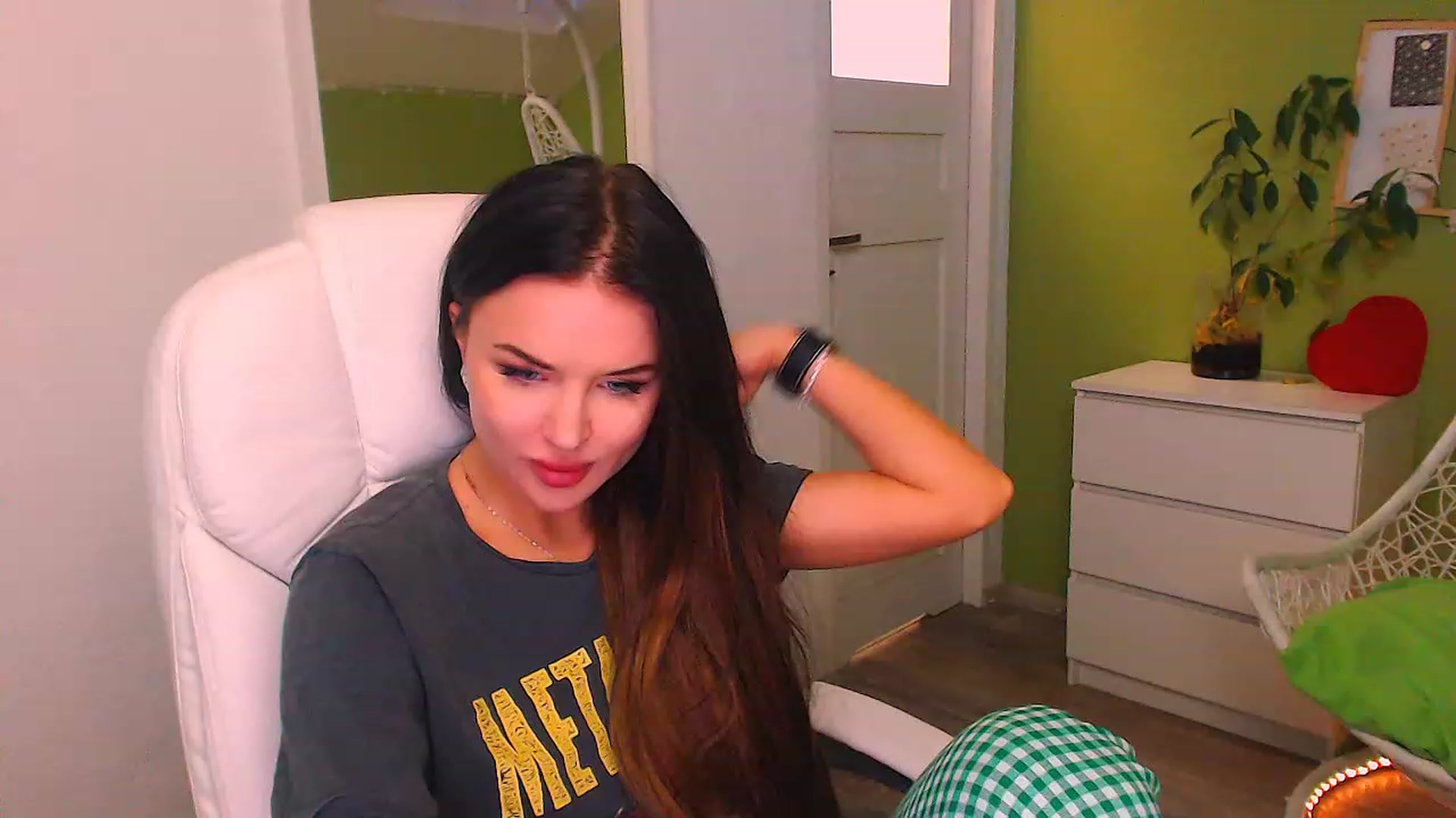 Gallery image thumbnail from JenniferMoris's myfreecams stream on, 11/21/2022, 15:45 image 4 of 20