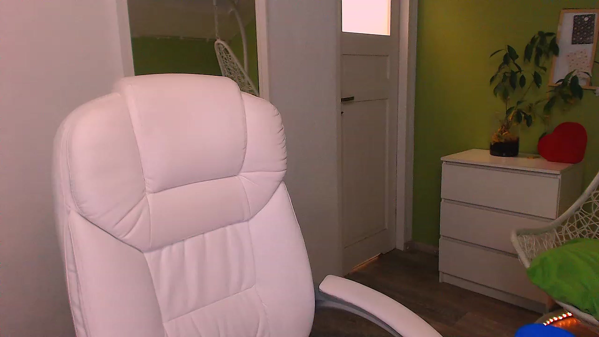 Gallery image thumbnail from JenniferMoris's myfreecams stream on, 11/21/2022, 15:45 image 7 of 20