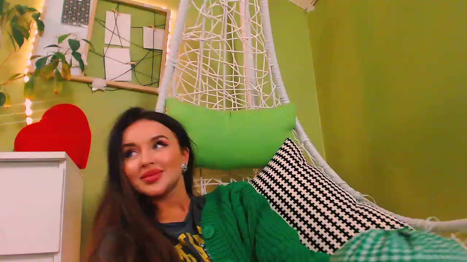 Gallery image thumbnail from JenniferMoris's myfreecams stream on, 11/21/2022, 15:45 image 18 of 20